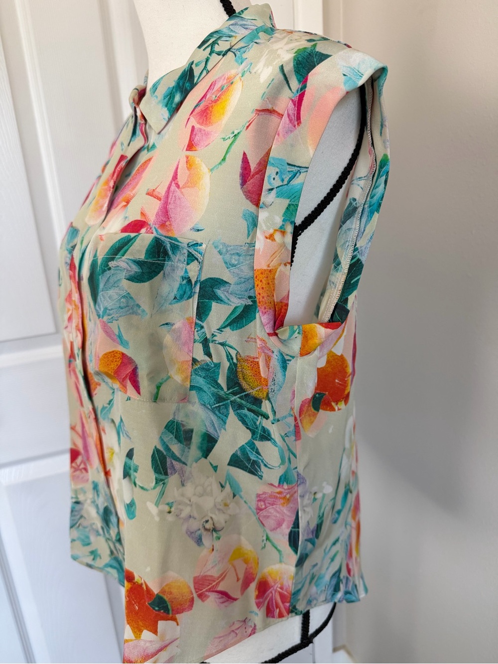 TOWNSEN NWOT Floral Cap-Sleeve Button-Down Blouse - Picture 6 of 8